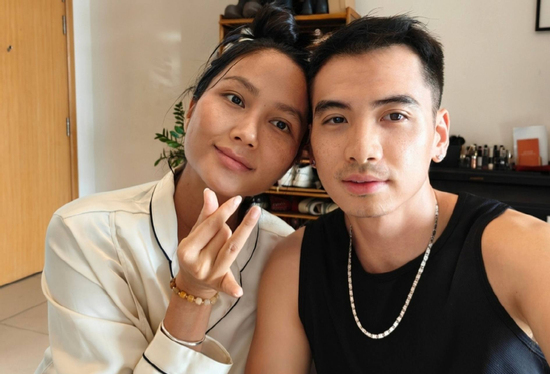 Vợ chồng H'Hen Niê xin lỗi sau clip pha cà phê bằng sữa mẹ