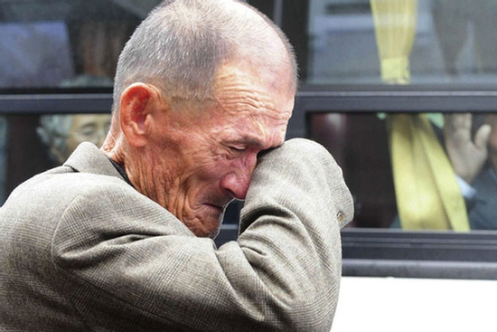 Cú tát của tuổi già: Hai con giàu có tính từng đồng, đứa nghèo nhất từng bị tôi ruồng bỏ lại hy sinh vì cha