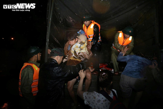 Cuộc chạy đua giữa sự sống và dòng lũ xiết