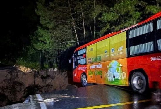 Đèo Mimosa ở Lâm Đồng đứt gãy làm đôi, xe khách 45 chỗ dừng ngay trước miệng vực