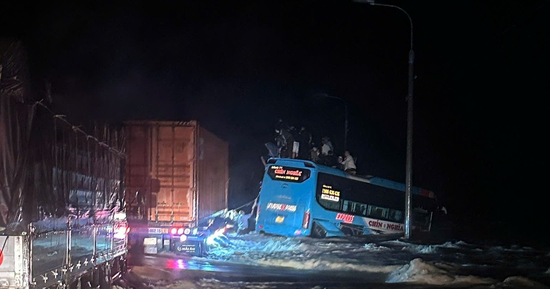 Khánh Hòa: Kịp cứu 33 người trong xe khách bị lũ cuốn trôi trên quốc lộ 1