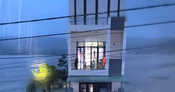 Lũ về đột ngột, mẹ con ôm nhau khóc trên nóc nhà, lên Facebook cầu cứu xuyên đêm