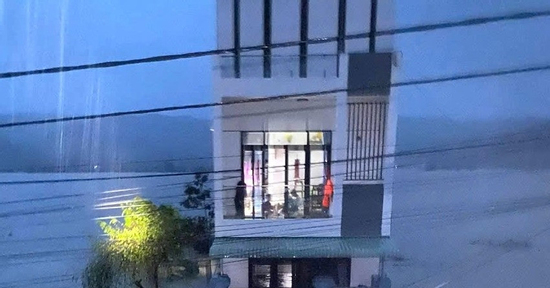 Lũ về đột ngột, mẹ con ôm nhau khóc trên nóc nhà, lên Facebook cầu cứu xuyên đêm