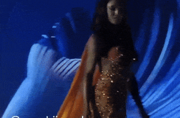 Thí sinh Miss Universe ngã bất tỉnh trên sân khấu Bán kết, được khiêng đi bằng cáng