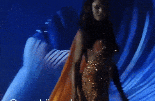 Thí sinh Miss Universe ngã bất tỉnh trên sân khấu Bán kết, được khiêng đi bằng cáng