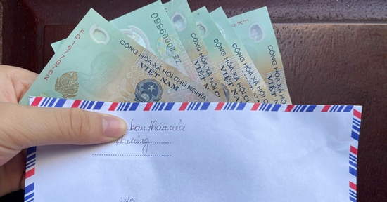 Bạn thân truy hỏi tiền phúng viếng, cô gái tá hỏa về chiếc phong bì bị rút lõi