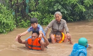 Khi tình người cao hơn mực nước lũ