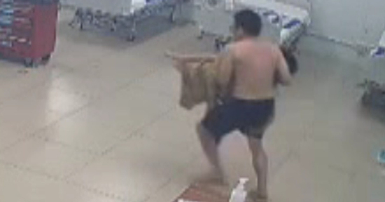 Người bố ôm con lao vào bệnh viện giữa đêm khi bé bị ngưng tim 10 phút