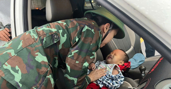 Quân đội lập trạm hỗ trợ khẩn cấp, kịp thời cứu bé 2 tuổi rơi xuống nước