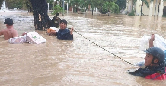 Thầy giáo mang mì tôm, bánh mì bơi vào trường cứu trợ 500 sinh viên