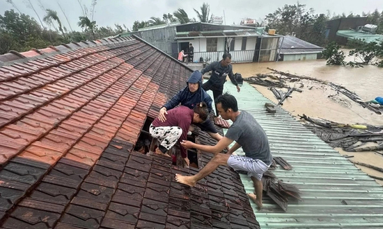 Thủ tướng yêu cầu tập trung tổng lực, bằng mọi biện pháp cứu dân vùng lũ