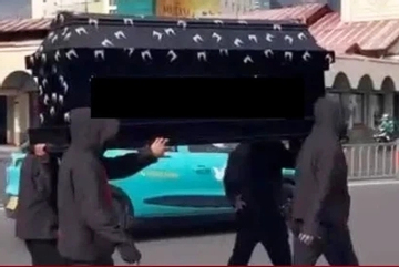 Truy tố nhóm người khiêng quan tài dạo phố trước chợ Bến Thành