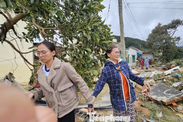 Xót xa cảnh tan hoang sau mưa lũ ở Lâm Đồng, nhiều hộ chỉ còn trơ lại nền nhà