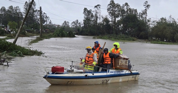 Xót xa hình ảnh CSGT vượt lũ, chở quan tài để kịp mai táng cho cháu bé