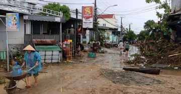 Người dân Nha Trang 'bất lực' trước cảnh tượng hoang tàn sau trận lũ lịch sử