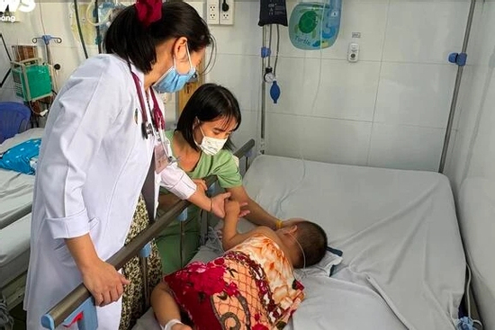 Nhiều trẻ ở TP.HCM mắc tay chân miệng chuyển nặng, bác sĩ cảnh báo gì?