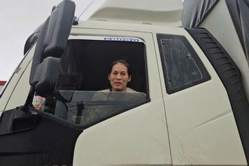 Tài xế mắc kẹt 4 ngày trên quốc lộ do lũ: 'May có đoàn từ thiện cứu đói'