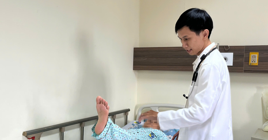 Thói quen dậy sớm, người phụ nữ đột quỵ khi đang quét sân