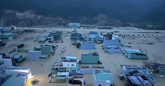 Vận hành 'lấp lửng', hồ thủy điện xả lũ khiến dân vùng hạ du không kịp trở tay