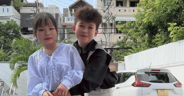 Yêu xa 5 năm, cặp đôi 'tí hon' vỡ òa lần đầu gặp nhau ngoài đời