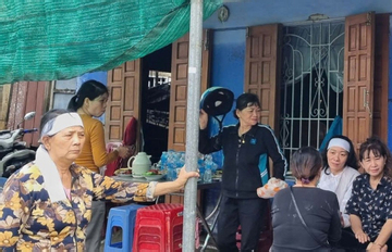 Bất lực nhìn cha mẹ vợ chết trước mặt mình giữa dòng lũ