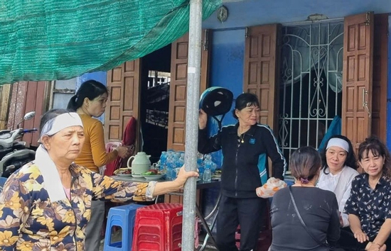 Bất lực nhìn cha mẹ vợ chết trước mặt mình giữa dòng lũ