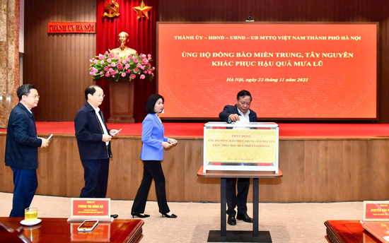 Cán bộ và nhân dân Thủ đô ủng hộ đồng bào miền Trung, Tây Nguyên khắc phục hậu quả mưa lũ