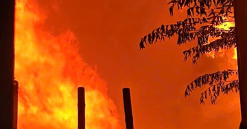 Cháy lớn nhà xưởng giữa khu dân cư ở TPHCM, người dân hoảng loạn di dời tài sản