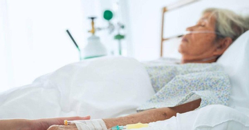 Có lương hưu nhưng vẫn lao lực làm thêm vì con: Nằm viện 20 ngày khiến cụ bà tỉnh ngộ