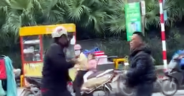 Công an vào cuộc vụ người đàn ông đá gục đối phương giữa đường ở Hà Nội