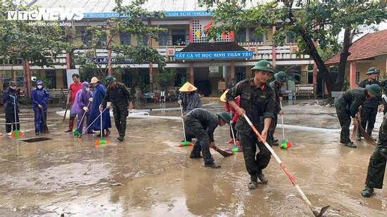 Người dân Đắk Lắk dọn dẹp, gượng dậy sau mưa lũ lịch sử