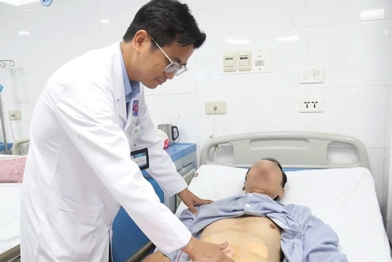 Người đàn ông uống 1,5 lít rượu mỗi ngày phải cắt toàn bộ dạ dày vì ung thư