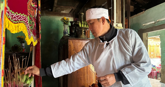 Ôm trụ điện 2 ngày giữa dòng nước lũ, được cứu mới biết ba mẹ đã mất