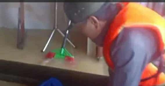 Phút cứu người đàn ông chới với giữa dòng nước lũ của tổ phó an ninh trật tự thôn