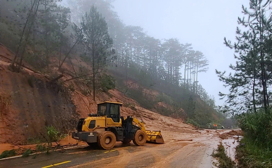 Tiếp tục sạt lở tại quốc lộ 27C gần đèo Khánh Lê, giao thông chia cắt