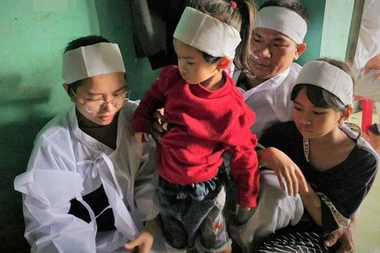 Xót xa người ông quên mình cứu con dâu và hai cháu giữa lũ dữ