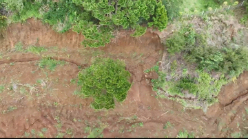 Xuất hiện vết nứt dài hơn 300m, hàng chục hộ dân Lâm Đồng di dời khẩn cấp