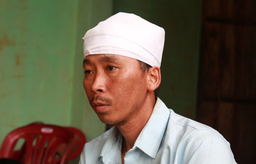 Cha chết trong lũ, con đi 3 chặng xe từ TP.HCM về quê tiễn đưa lần cuối