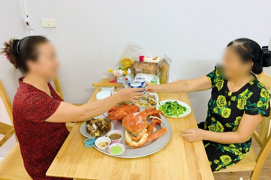 Chăm thông gia ốm suốt 2 năm, mẹ chồng ngỡ ngàng khi nhận món quà đặc biệt