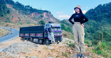Chân dung nữ tài xế trẻ đẹp lái xe tải chở hàng cứu trợ miễn phí cho miền Trung