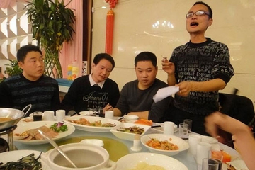 Gặp lại đồng nghiệp sau 20 năm: Ai cũng làm giám đốc nhưng cuộc sống khác xa tưởng tượng