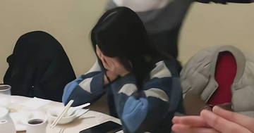 Họp lớp và 'góc khuất' gây đỏ mặt: Trò vui vô hại hay cú tát vào hôn nhân?