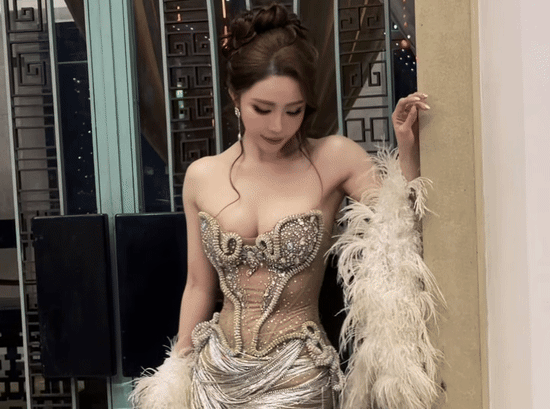 Khoảnh khắc cam thường để lộ vóc dáng thật của 'tình tin đồn' Việt Anh