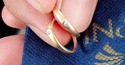 Nhặt túi vàng có cả nhẫn cưới trong đồ cứu trợ, người Đà Nẵng tìm chủ nhân