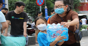 Những em bé ở TPHCM xắn tay cứu trợ vùng lũ: 'Con sợ đồ ướt, các bạn sẽ đói'