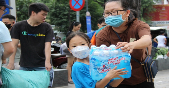 Những em bé ở TPHCM xắn tay cứu trợ vùng lũ: 'Con sợ đồ ướt, các bạn sẽ đói'