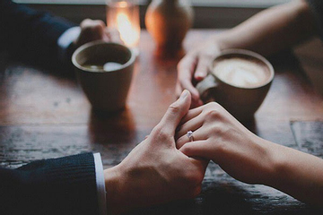 Vợ mất 10 năm, tôi yêu người hơn mình 8 tuổi, chuyện tình khiến cả khu phố bàn tán