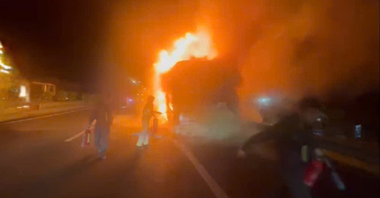 Xe khách cháy đỏ rực giữa cao tốc, tài xế hành động chớp nhoáng cứu cả chục người