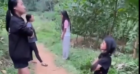 Xôn xao clip nhóm nữ sinh hành hung 2 em nhỏ, bắt quỳ gối