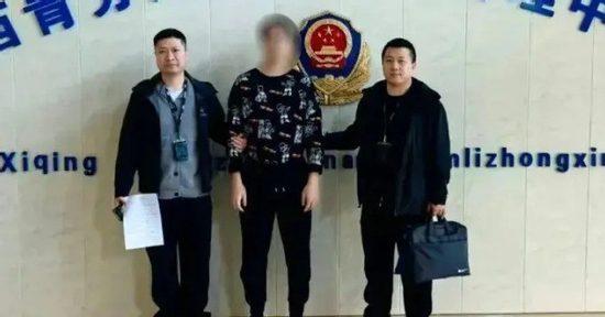 Yêu qua mạng 3 năm, gửi tình phí hơn 400 triệu mới biết 'bạn gái' là đàn ông